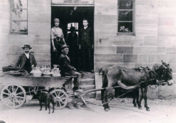 Der Esel´s Jörg vor der Molkerei Gerabronn. Um ca. 1890. Anlieferung 6 Kannen Milch täglich mit 2 Eseln und dem Hund.