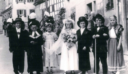 Kinder beim Heimattag im Juli 1956 vor dem Haus Kochendörer-Schuster in der Kurve an der Lindensteige
