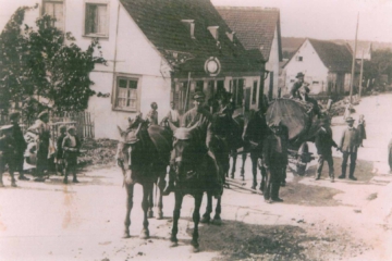 1920 Pferdegespann auf der Dorfstraße beim früheren Gasthaus Zur Sonne, jetzt Familie Gerd Pracher