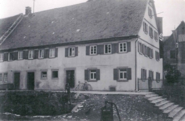 Das alte Haus Herrmann / Klenk vor der Kirche und altem Rathaus