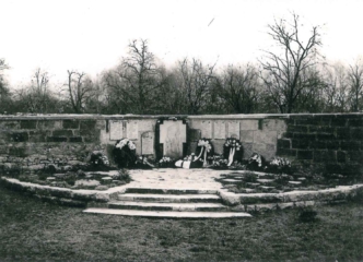 Ehrenmal für die Gefallenen der beiden Weltkriege auf dem alten Friedhof bei der Einweihung