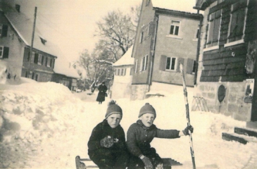 1941 Vor dem Gemischtwarengeschäft Stein, mit Blick zum früheren Haus Schmidt (mitte) und zum Haus Engelhard-Tauberschmidt (links)