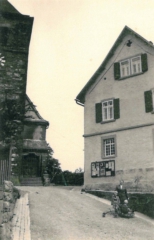 1951 Altes Kirchen-Bückele, rechts mit altem Schulhaus, später Rathaus.