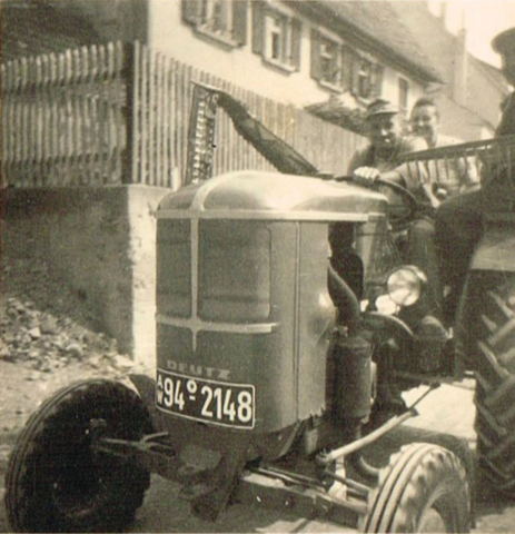 Erwin Düring mit seinem ersten Schlepper (1950er Jahre)