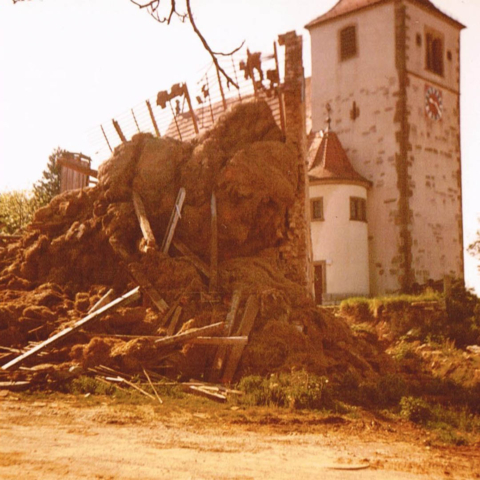 Abbruch der Althofstellen Fam. Bolz und Klenk. Laut Bildbeschriftung 1981. Von Klenks blieb die 1993 abgebrannte Scheune und ein Holzschuppen bestehen, von Fam. Bolz die heutige Gemeindescheune.