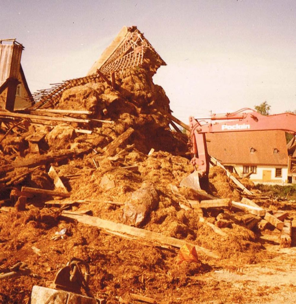 Abbruch der Althofstellen Fam. Bolz und Klenk. Laut Bildbeschriftung 1981. Von Klenks blieb die 1993 abgebrannte Scheune und ein Holzschuppen bestehen, von Fam. Bolz die heutige Gemeindescheune.