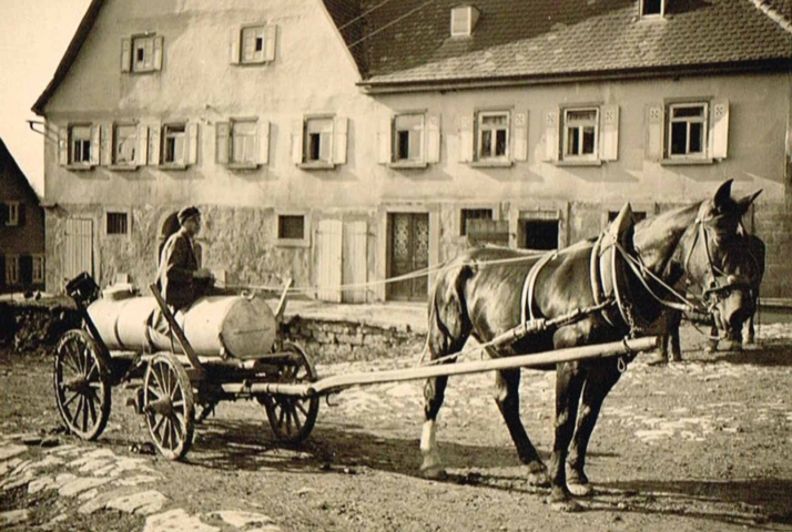 Erwin Düring beim Mistbrühe fahren vor dem ehemaligen Haus Bolz (1950er Jahre)