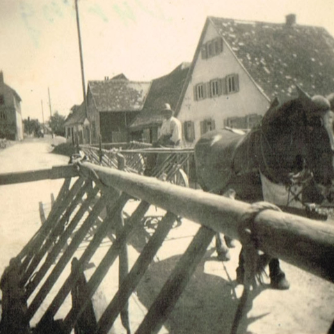 Pferdefuhrwerke in der heutigen Dorfstraße zu sehen das Haus Hermann Düring. Es ist gut zu sehen, dass die Straße damals etwas tiefer lag.