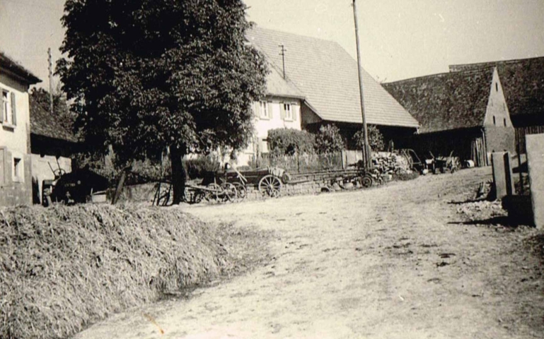 Hofraum Anwesen Bolz (links) sowie Haus und Scheune Düring (1950er Jahre)