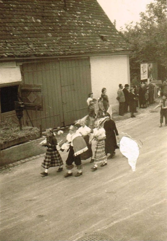 Verkleidete Kinder beim Umzug am Heimattag 1957 vor dem ehemalige Hof Bliesener.