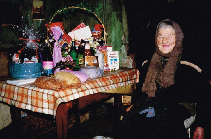 Lina Hilpert an ihrem 80. ? Geburtstag. Sie lebte bis zu ihrem Tod xx.xx.199x in ihrem Haus ohne fließendes Wasser und ohne Strom.