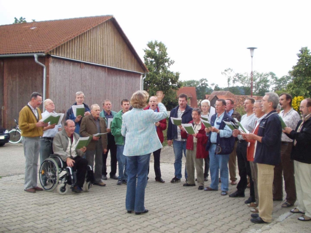 Gesangverein Eintracht beim Ständchen zum 80. Geburtstag von Erwin Düring 2006